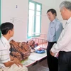 Đoàn công tác của Bộ Y tế thăm sản phụ có con tử vong, đang điều trị tại Bệnh viên đa khoa huyện Hướng Hóa. (Ảnh: Hồ Cầu/TTXVN)