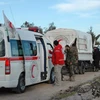 Nhân viên Hội Lưỡi liềm đỏ Syria hỗ trợ người dân sơ tán vùng chiến sự tới khu vực do quân đội kiểm soát ở thành phố Homs ngày 10/2 vừa qua. (Ảnh: AFP/TTXVN)