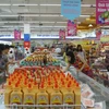 Người Việt chọn mua sản phẩm hàng Việt. (Ảnh: Thanh Vũ/TTXVN)