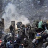 Xung đột tiếp diễn căng thẳng giữa người biểu tình bạo động và cảnh sát Ukraine tại Kiev ngày 20/2. (Ảnh: AFP/TTXVN)
