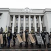 Người biểu tình tập trung bên ngoài trụ sở quốc hội Ukraine tại thủ đô Kiev ngày 22/2. (Ảnh: AFP/TTXVN)