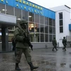 Các tay súng kiểm soát sân bay Simferopol. (Nguồn: Reuters)