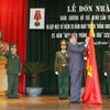 Chủ tịch Quốc hội Nguyễn Sinh Hùng trao tặng Huân chương Hồ Chí Minh cho Bộ tư lệnh Bộ đội Biên phòng. (Ảnh: Nhan Sáng/TTXVN)