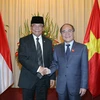 Chủ tịch Quốc hội Nguyễn Sinh Hùng đón và hội đàm với Chủ tịch Hội đồng Hiệp thương Nhân dân Indonesia Sidarto Danusubroto. (Ảnh: Nhan Sáng/TTXVN)
