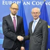 Chủ tịch Hội đồng EU Herman Van Rompuy (phải) và Thủ tướng lâm thời Ukraine Arseniy Yatseniuk trước cuộc họp bất thường về tình hình Ukraine tại thủ đô Brussels, ngày 6/3. (Ảnh: AFP/TTXVN)