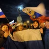 Những người ủng hộ việc Crimea sáp nhập vào Nga mừng chiến thắng tại Sevastopol sau khi có kết quả sơ bộ. (Ảnh: AFP/TTXVN)