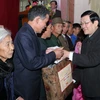 Chủ tịch nước Trương Tấn Sang tặng quà các hộ nông dân tiêu biểu ở xã Nghi Liên, xã điển hình nông thôn mới của thành phố Vinh. (Ảnh: Nguyễn Khang/TTXVN)
