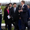 Nhà Vua Hà Lan Willem- Alexander (phải) đón Chủ tịch Tập Cận Bình (trái) tại sân bay Amsterdam. (Ảnh: THX/TTXVN)