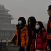 Khách du lịch đeo khẩu trang tránh bụi tại Bắc Kinh, Trung quốc ngày 26/2 vừa qua. (Ảnh: THX/TTXVN)
