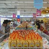 Người tiêu dùng mua hàng tại siêu thị Co.op Bình Triệu. (Ảnh: Thanh Vũ/TTXVN)
