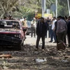 Lực lượng an ninh tại hiện trường sau vụ đánh bom gần Đại học Cairo, ngày 2/4. (Ảnh: AFP/TTXVN)