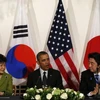 Cuộc họp 3 bên của Tổng thống Hàn Quốc (trái), Thủ tướng Nhật Bản (phải) và Tổng thống Mỹ (giữa) bên lề Hội nghị Thượng đỉnh An ninh Hạt nhân lần 3, tại Hà Lan vừa qua. (Nguồn: Bloomberg)