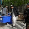 Nhân viên bầu cử chuyển các hòm phiếu tới một địa điểm bầu cử ở thành phố Kandahar ngày 4/4. (Ảnh: AFP/TTXVN)