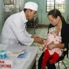 Tiêm vắcxin phòng sởi cho trẻ. (Ảnh: Hồ Cầu/TTXVN)