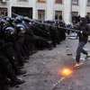 Người biểu tình xung đột với cảnh sát. (Ảnh minh họa: AFP/TTXVN)