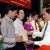 Đại diện Học viện Chính trị-Hành chính Quốc gia Hồ Chí Minh trao Bằng cho các học viên lớp cao cấp lý luận chính trị-hành chính. (Ảnh: Nguyễn Dân/TTXVN)