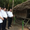Phó Thủ tướng Nguyễn Xuân Phúc và các đại biểu nghe giới thiệu tại Lán Nà Lừa, huyện Sơn Dương, tỉnh Tuyên Quang. (Ảnh: Lâm Khánh/TTXVN)