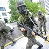 Binh sỹ Hàn Quốc đeo mặt nạ phòng độc trong một cuộc diễn tập ở Seoul. (Ảnh: AFP/TTXVN)