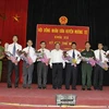 Ông Tống Thanh Hải tặng hoa Chủ tịch, Phó chủ tich và Ủy viên Ủy ban huyện Mường Tè, Lai Châu. (Nguồn: Văn phòng huyện Mường Tè)