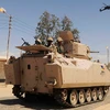 Quân đội Ai Cập tuần tra trong một chiếc xe bọc thép với sự hỗ trợ của trực thăng tại một cuộc càn quét ở phía Bắc Sinai. (Nguồn: Reuters)