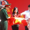Học sinh THPT Lê Lợi may tặng huyện đảo Trường Sa 300 lá cờ Tổ quốc