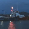 Phú Yên: Đưa hai cha con tàu cá trôi dạt trên biển vào bờ