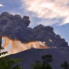 Indonesia đóng cửa sân bay do núi lửa Gamalama phun trào
