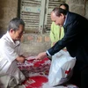 Phó Thủ tướng thăm, tặng quà các hộ nghèo, nạn nhân da cam