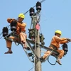 Công nhân Điện lực Bắc Ninh sửa chửa đường dây phục vụ cấp điện an toàn ổn định trước mùa nắng nóng. (Ảnh: Công Quang/PC Bắc Ninh)