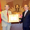 Chủ tịch Quốc hội Nguyễn Sinh Hùng trao Huy hiệu 50 năm tuổi Đảng cho ông Trương Quang Được, nguyên Phó Chủ tịch Quốc hội. (Ảnh: An Đăng/TTXVN)