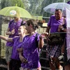 Du khách nước ngoài thưởng thức ''Con đường mưa Đà Lạt'' tại Lễ hội mùa Hè-mưa phố núi Đà Lạt năm 2014. (Ảnh: Nguyễn Dũng/TTXVN)