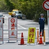 Cảnh sát phong tỏa tuyến đường tới khu vực suối nước nóng do lo ngại hoạt động của núi lửa ngày 6/5 vừa qua. (Ảnh: AFP/TTXVN)