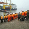 Lực lượng cứu hộ làm việc tại hiện trường vụ chìm tàu. (Ảnh: THX/TTXVN)