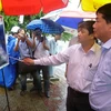 Ông Đặng Việt Dũng và Bộ trưởng Giao thông Vận tải Đinh La Thăng. (Nguồn: danang.gov.vn)