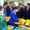 Đoàn nghị sỹ Hàn Quốc tại khu công nghiệp chung Kaesong. (Ảnh: AFP/TTXVN)
