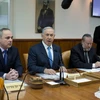 Thủ tướng Israel Benjamin Netanyahu (giữa), Bộ trưởng quan hệ quốc tế và các vấn đề chiến lược Yuval Steinitz (trái) và Thư ký Nội các Avichai Mandelblit (phải) tại phiên họp ngày 19/4 vừa qua. (Ảnh: AFP/TTXVN)