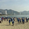 Hơn 1.000 sinh viên tham gia nhặt rác, làm sạch bãi biển Nha Trang. (Ảnh: Nguyên Lý/TTXVN)