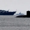 Tàu tuần dương tên lửa dẫn đường Varyag (trái) và tàu ngầm lớp Varshavyank của hải quân Nga. (Nguồn: RT)