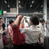 Nhân viên sân bay quốc tế Hong Kong (Trung Quốc) kiểm tra thân nhiệt của hành khách để ngăn ngừa khả năng lây lan dịch MERS ngày 5/6 vừa qua. (Ảnh: AFP/TTXVN)