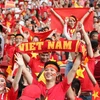 Các cổ động viên Việt Nam trên khán đài chiều 15/6, trên sân vận động quốc gia Singapore. (Ảnh: Quốc Khánh/TTXVN)