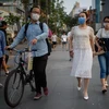 Người dân Hàn Quốc đeo khẩu trang để phòng tránh lây nhiễm MERS tại thủ đô Seoul. (Ảnh: AFP/TTXVN)