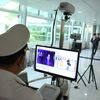 Khách đến từ những nước có dịch MERS-CoV được kiểm tra khu kiểm dịch Sân bay Tân Sơn Nhất. (Ảnh: Phương Vy/TTXVN)