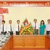 Trưởng Ban Tổ chức Trung ương Tô Huy Rứa tặng hoa chúc mừng Thông tấn xã Việt Nam nhân kỷ niệm 90 năm Ngày Báo chí Cách mạng Việt Nam. (Ảnh: Minh Quyết/TTXVN)