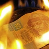 Một đồng Hryvnia của Ukraine đang cháy. (Nguồn: sputniknews.com)