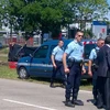 Cảnh sát Pháp phong tỏa lối vào Công ty thiết bị hàng không ở Saint-Quentin-Fallavier, gần Lyon, miền đông Pháp. (Ảnh: AFP/TTXVN)