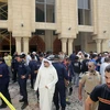 Lực lượng an ninh Kuwait tập trung bên ngoài nhà thờ Al-Imam al-Sadeq sau vụ đánh bom. (Ảnh: AFP/TTXVN)