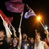 Người dân Hy Lạp ăn mừng tại thủ đô Athens sau khi có kết quả trưng cầu dân ý. (Ảnh: THX/TTXVN)