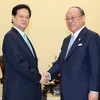 Thủ tướng Nguyễn Tấn Dũng và Cố vấn đặc biệt Liên minh nghị sỹ hữu nghị Nhật-Việt Tsutomu Takebe. (Ảnh: Đức Tám/TTXVN)