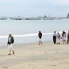 Khách du lịch quốc tế trên bãi biển Đà Nẵng. (Ảnh: Trần Lê Lâm/TTXVN)