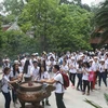 Thanh niên, sinh viên kiều bào tiêu biểu dâng hương tại chùa Thiền Quang, Khu di tích lịch sử Đền Hùng. (Ảnh:Tạ Toàn/TTXVN)